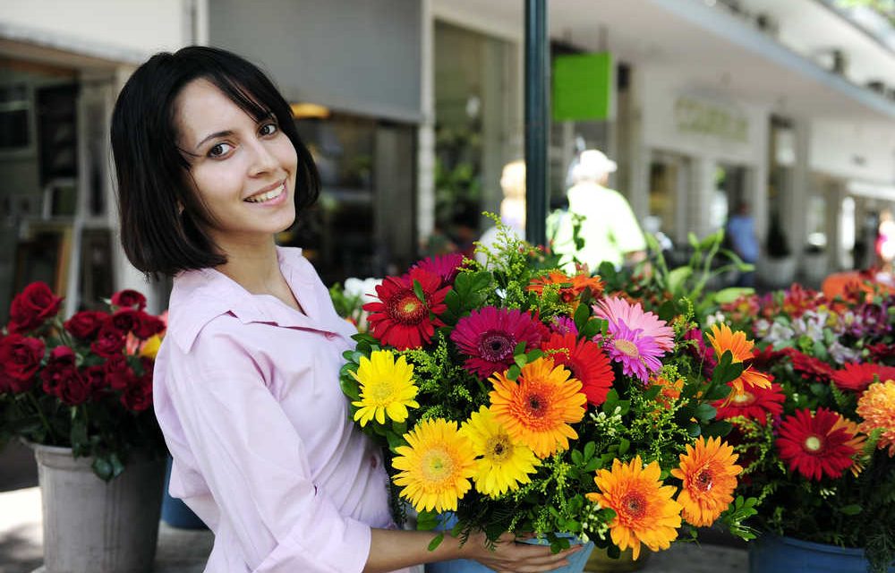 Veja como utilizar flores na decoração da vitrine de uma loja