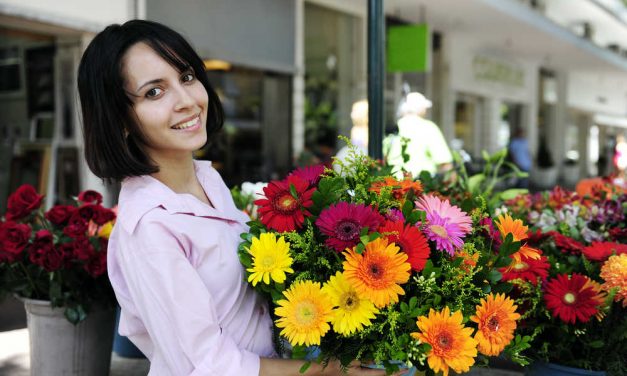Veja como utilizar flores na decoração da vitrine de uma loja